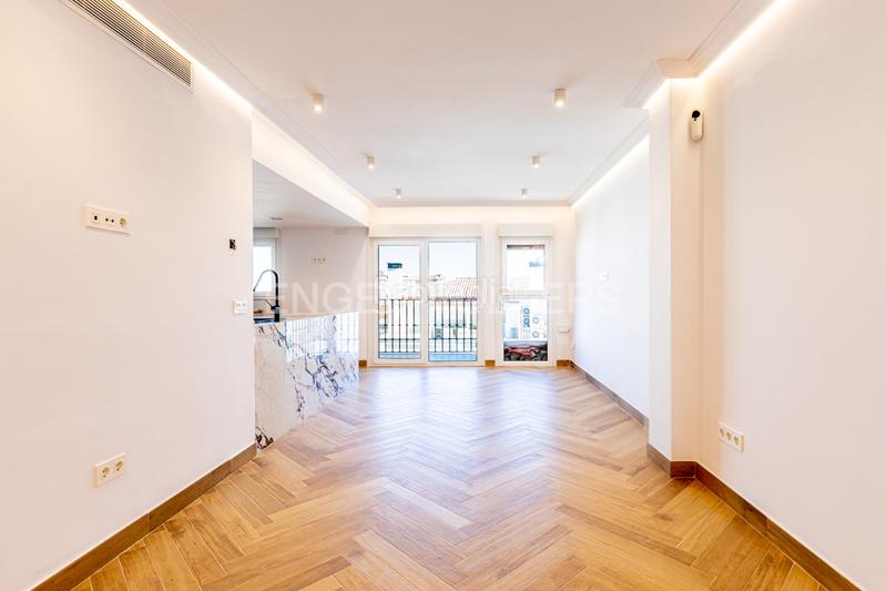 Foto db68b80e-bc4c-4008-ae91-35a1d5eab3f0. Apartamento luz, diseño y ubicación piso reformado a estrenar en triana junto al altozano. en Sevilla