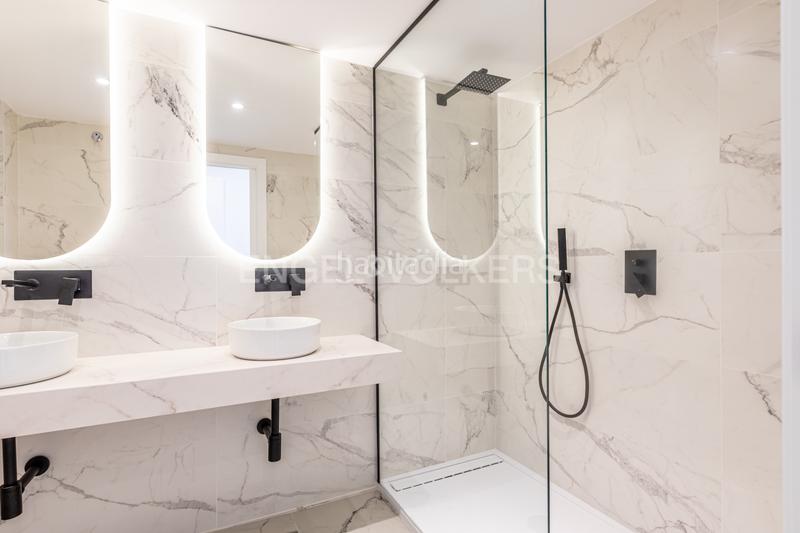 Foto dbb6ad7e-c1d1-4351-b005-20b6cccae46c. Apartamento luz, diseño y ubicación piso reformado a estrenar en triana junto al altozano. en Sevilla