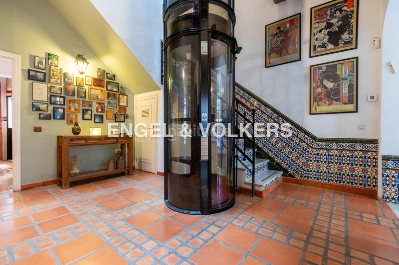 Foto 1023c948-dc65-4ee7-a77b-eab36efcada4. Casa  con encanto andaluz, muy luminosa, con terraza al mismo nivel que el salón, techos altos y ascensor en Sevilla