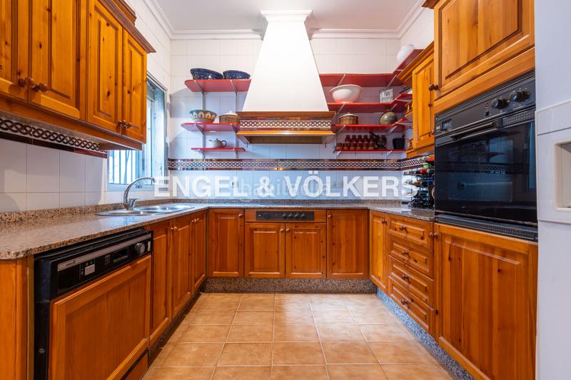 Foto 328cab6e-1b01-470e-aad2-659d8ad30cc1. Casa  con encanto andaluz, muy luminosa, con terraza al mismo nivel que el salón, techos altos y ascensor en Sevilla