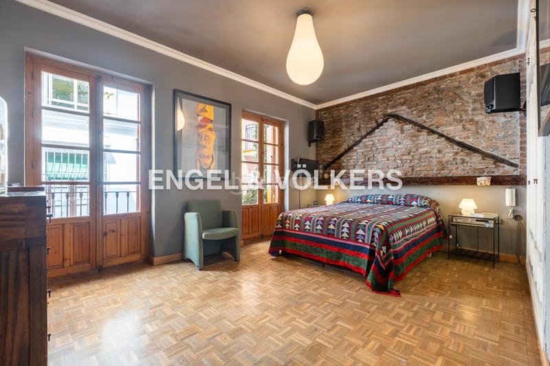 Foto 3dab3c44-670e-4d98-9558-3b9423f01d9c. Casa  con encanto andaluz, muy luminosa, con terraza al mismo nivel que el salón, techos altos y ascensor en Sevilla
