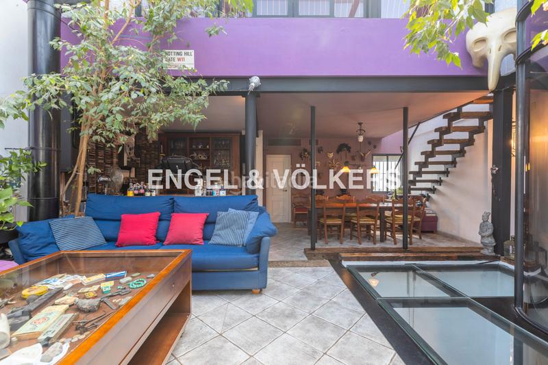 Foto 4537c46e-48b1-4896-945f-92f4c0d7f7d2. Casa  con encanto andaluz, muy luminosa, con terraza al mismo nivel que el salón, techos altos y ascensor en Sevilla