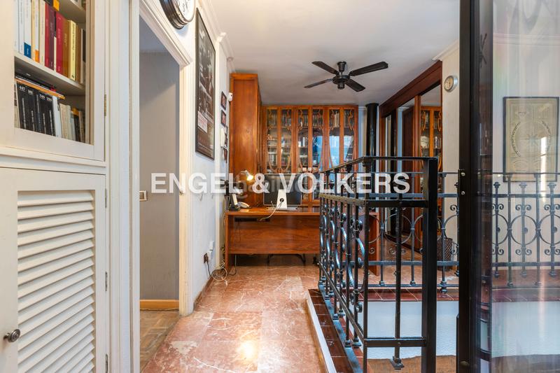 Foto 46c47a4a-6e30-4e93-848b-5eda454e3f59. Casa  con encanto andaluz, muy luminosa, con terraza al mismo nivel que el salón, techos altos y ascensor en Sevilla