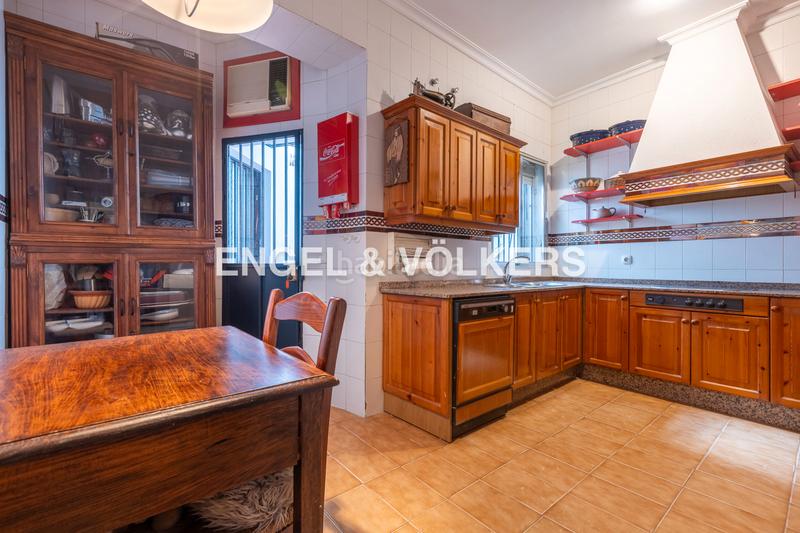 Foto 4aa28ce6-da74-4ff8-a8d5-1b9051e4958c. Casa  con encanto andaluz, muy luminosa, con terraza al mismo nivel que el salón, techos altos y ascensor en Sevilla