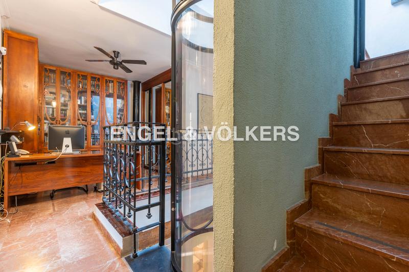 Foto 560eb433-5b97-4327-bb8c-6641209a5e5d. Casa  con encanto andaluz, muy luminosa, con terraza al mismo nivel que el salón, techos altos y ascensor en Sevilla