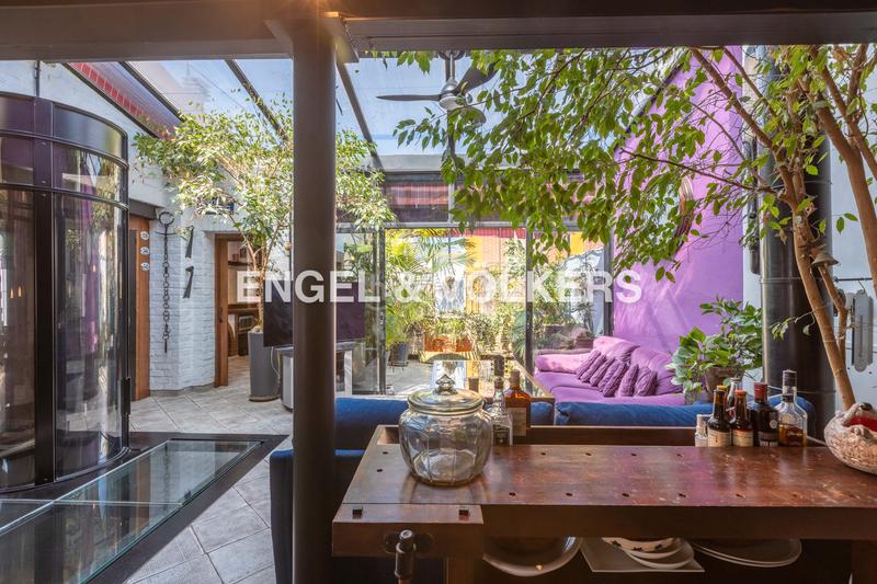 Foto 6401c018-4c22-4d7e-b7ee-9a91cd568adb. Casa  con encanto andaluz, muy luminosa, con terraza al mismo nivel que el salón, techos altos y ascensor en Sevilla