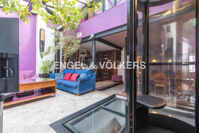 Foto 65b223d1-7d4f-43e7-b6d2-690c257a6851. Casa  con encanto andaluz, muy luminosa, con terraza al mismo nivel que el salón, techos altos y ascensor en Sevilla