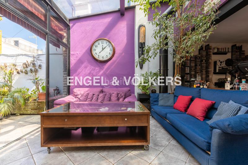 Foto 6bbc28d6-4fa1-44c6-9279-11d8e00b819e. Casa  con encanto andaluz, muy luminosa, con terraza al mismo nivel que el salón, techos altos y ascensor en Sevilla