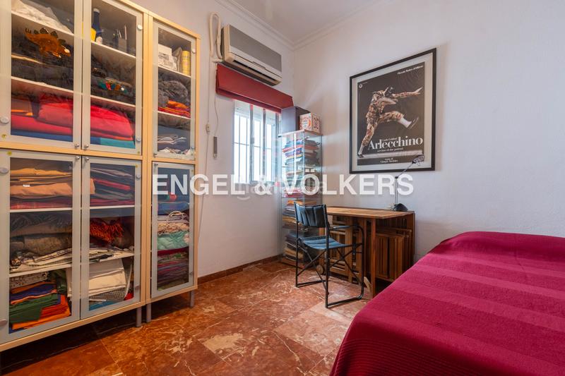 Foto 7397b933-e12a-488c-b7dc-45b890ef1de0. Casa  con encanto andaluz, muy luminosa, con terraza al mismo nivel que el salón, techos altos y ascensor en Sevilla