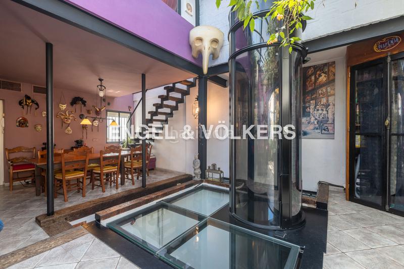 Foto 73afd8bb-3c95-4693-b188-34a6c81bc6f2. Casa  con encanto andaluz, muy luminosa, con terraza al mismo nivel que el salón, techos altos y ascensor en Sevilla
