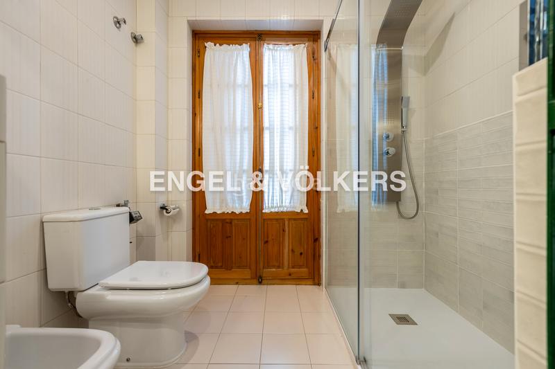 Foto 8cc44122-427b-431b-8bd5-f9a4cef31620. Casa  con encanto andaluz, muy luminosa, con terraza al mismo nivel que el salón, techos altos y ascensor en Sevilla