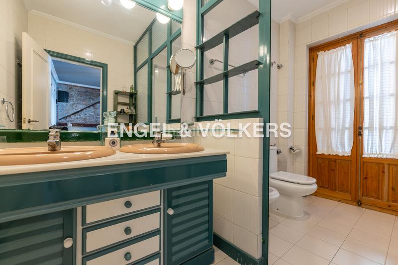 Foto 908ef54e-fee3-4688-847f-5eb81d257d36. Casa  con encanto andaluz, muy luminosa, con terraza al mismo nivel que el salón, techos altos y ascensor en Sevilla