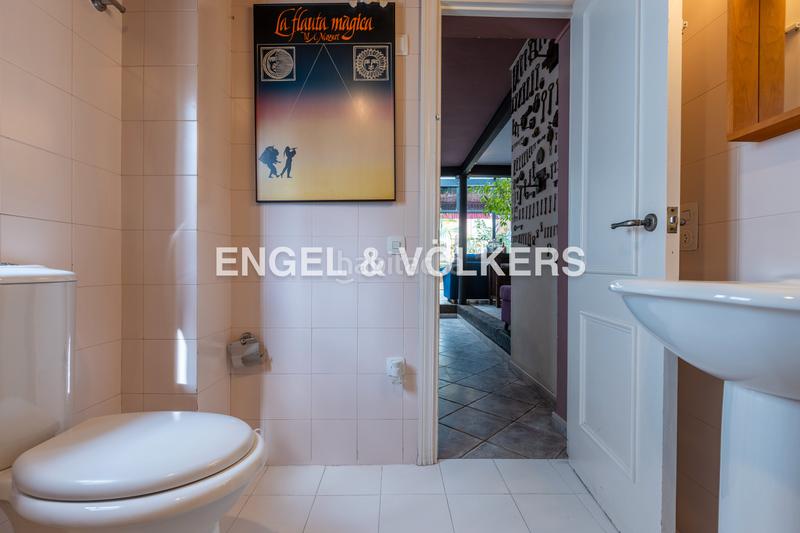 Foto a219b04e-61a8-4517-abad-23e9c10e405a. Casa  con encanto andaluz, muy luminosa, con terraza al mismo nivel que el salón, techos altos y ascensor en Sevilla