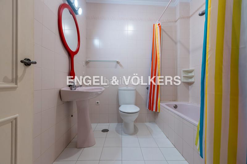 Foto a2aace5e-fe97-4721-ac9b-3692ee084d05. Casa  con encanto andaluz, muy luminosa, con terraza al mismo nivel que el salón, techos altos y ascensor en Sevilla