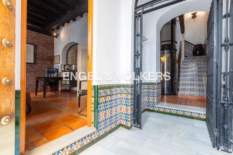 Foto a2ea541e-a3fc-4bb5-ab0a-493982182843. Casa  con encanto andaluz, muy luminosa, con terraza al mismo nivel que el salón, techos altos y ascensor en Sevilla