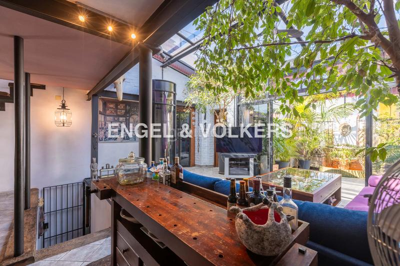 Foto adc64bfb-a4b1-442c-9a26-1b9d6649f3ea. Casa  con encanto andaluz, muy luminosa, con terraza al mismo nivel que el salón, techos altos y ascensor en Sevilla