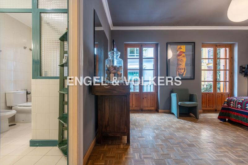 Foto ba939a2e-77d7-45c4-af5c-8603ffe25765. Casa  con encanto andaluz, muy luminosa, con terraza al mismo nivel que el salón, techos altos y ascensor en Sevilla