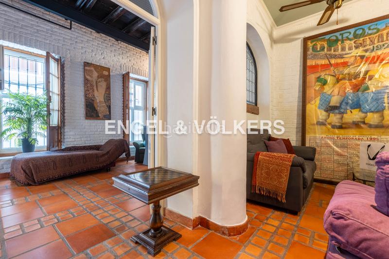 Foto c5bb7bb2-b9e7-4278-ae95-efb2d897e244. Casa  con encanto andaluz, muy luminosa, con terraza al mismo nivel que el salón, techos altos y ascensor en Sevilla