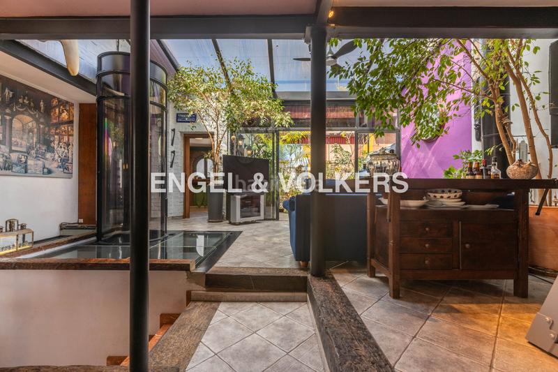 Foto d0215904-950d-414b-a120-de08d4d1c49d. Casa  con encanto andaluz, muy luminosa, con terraza al mismo nivel que el salón, techos altos y ascensor en Sevilla