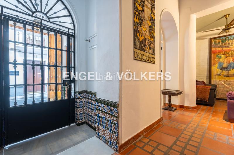 Foto d7b129e8-53d1-429c-8c85-24135ac253e5. Casa  con encanto andaluz, muy luminosa, con terraza al mismo nivel que el salón, techos altos y ascensor en Sevilla