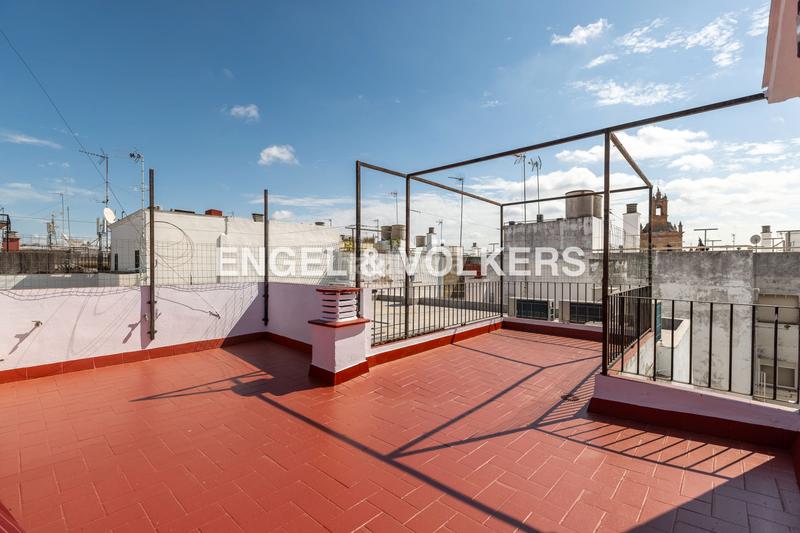Foto dbd3cf99-4e21-48e1-b403-691e23d95a61. Casa  con encanto andaluz, muy luminosa, con terraza al mismo nivel que el salón, techos altos y ascensor en Sevilla