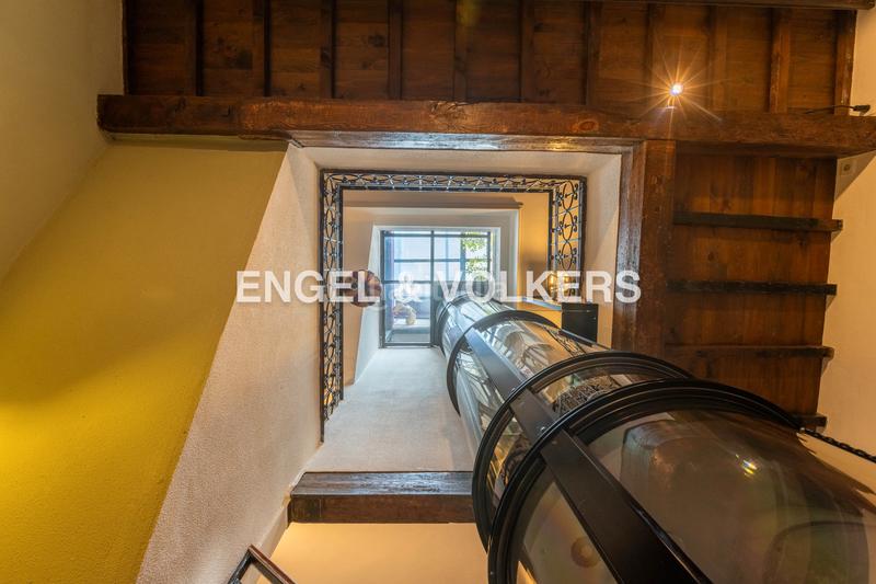 Foto e007a9b7-36e3-4dd2-ad4a-122c37e3b9ba. Casa  con encanto andaluz, muy luminosa, con terraza al mismo nivel que el salón, techos altos y ascensor en Sevilla