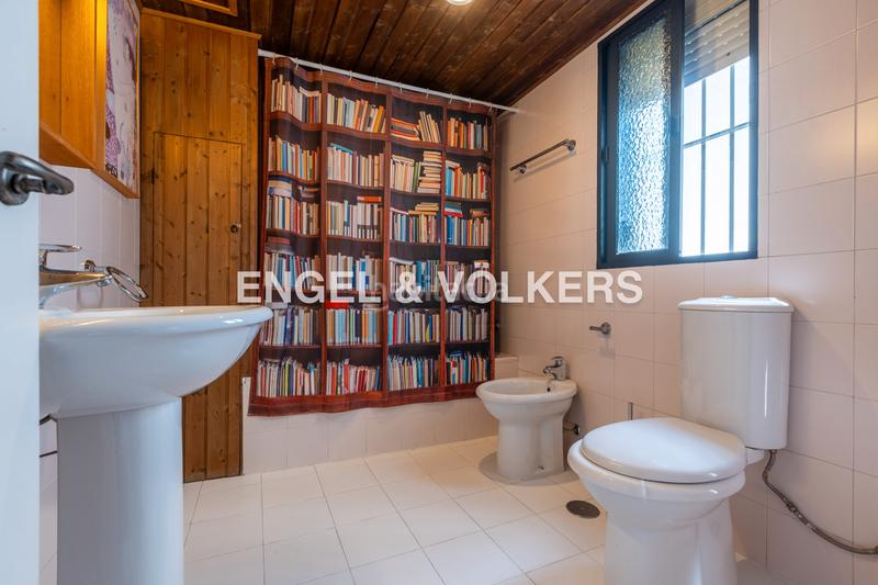 Foto e0fe337c-b135-447d-9c21-f3717aec90d6. Casa  con encanto andaluz, muy luminosa, con terraza al mismo nivel que el salón, techos altos y ascensor en Sevilla