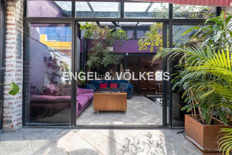 Foto ea6db512-1f74-49d3-9ac1-bde8b9a7ea48. Casa  con encanto andaluz, muy luminosa, con terraza al mismo nivel que el salón, techos altos y ascensor en Sevilla