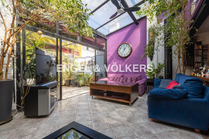Foto edf490fa-f6e5-48bf-8095-a6a710379286. Casa  con encanto andaluz, muy luminosa, con terraza al mismo nivel que el salón, techos altos y ascensor en Sevilla