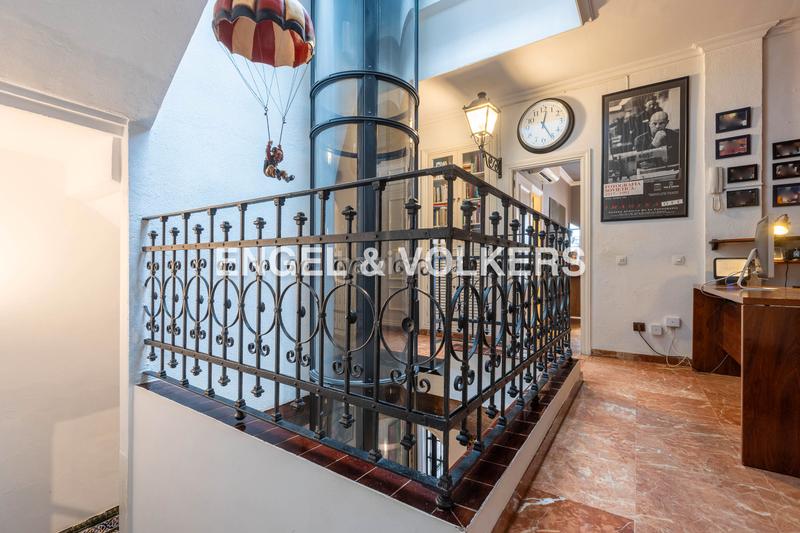 Foto ef77877c-8ac3-4d72-9eb6-601fe828fe69. Casa  con encanto andaluz, muy luminosa, con terraza al mismo nivel que el salón, techos altos y ascensor en Sevilla