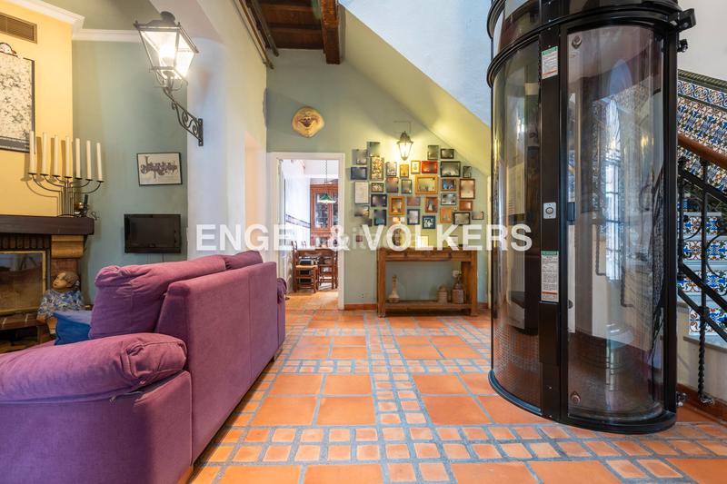 Foto f2b5de4f-7263-411e-8168-1192f93699bd. Casa  con encanto andaluz, muy luminosa, con terraza al mismo nivel que el salón, techos altos y ascensor en Sevilla
