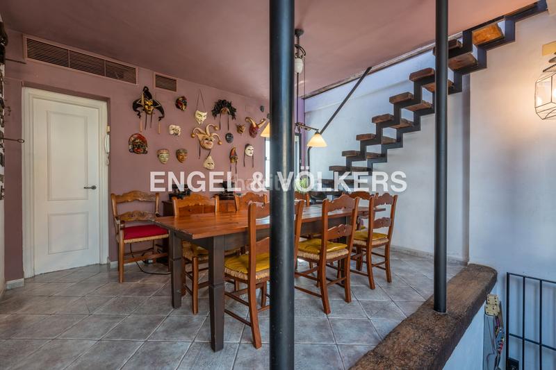 Foto f341e1e2-6c33-4ba4-858a-7016f0166996. Casa  con encanto andaluz, muy luminosa, con terraza al mismo nivel que el salón, techos altos y ascensor en Sevilla