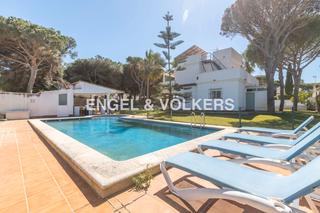 Casa a Roche. Encantador chalet independiente a pasos del mar en la prestigios