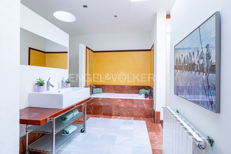 Foto 00c5bda6-ee64-471c-baeb-9ee9dce7e58a. Ático exclusivo ático dúplex en edificio emblemático con ascensor, techos altos, balcones y vistas icónicas de la ciudad en Sevilla