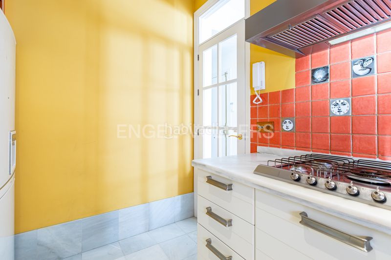 Foto 1bb1827c-c58a-402e-9f89-f4ea74449487. Ático exclusivo ático dúplex en edificio emblemático con ascensor, techos altos, balcones y vistas icónicas de la ciudad en Sevilla