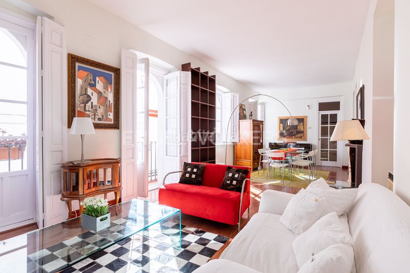 Foto 26d43bfa-67b7-4414-bf03-25f7cadfc9a7. Ático exclusivo ático dúplex en edificio emblemático con ascensor, techos altos, balcones y vistas icónicas de la ciudad en Sevilla