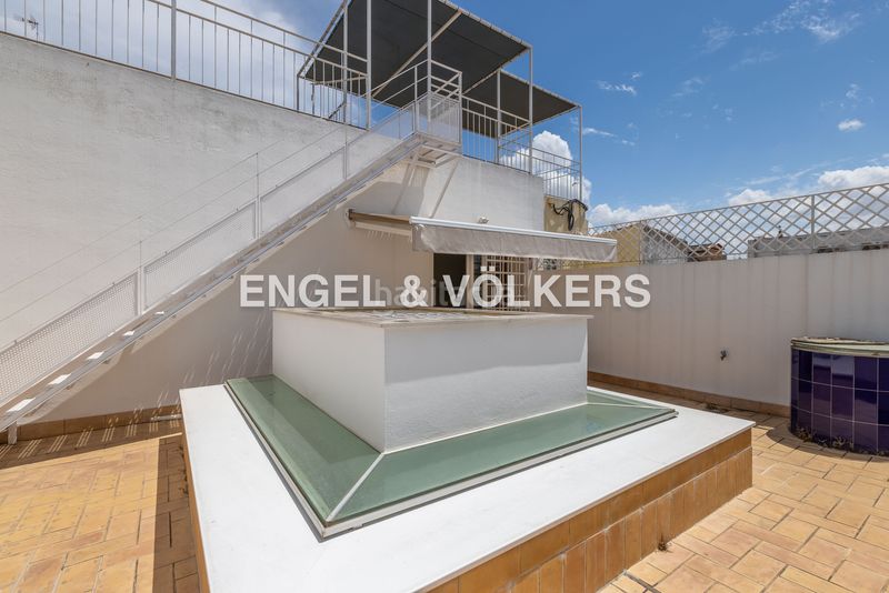 Foto 34f42954-8b73-4262-85e7-9da7ca8d5c11. Ático exclusivo ático dúplex en edificio emblemático con ascensor, techos altos, balcones y vistas icónicas de la ciudad en Sevilla