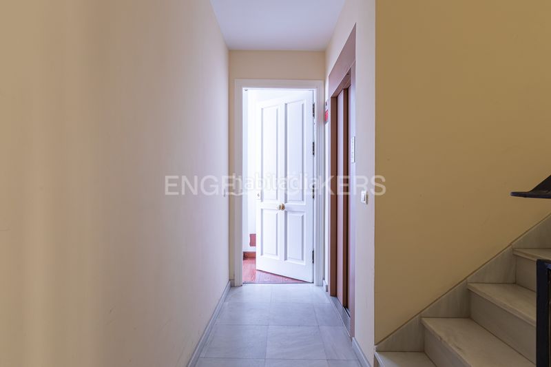 Foto 42bcad03-0931-4fde-a746-13ca9e9f8029. Ático exclusivo ático dúplex en edificio emblemático con ascensor, techos altos, balcones y vistas icónicas de la ciudad en Sevilla