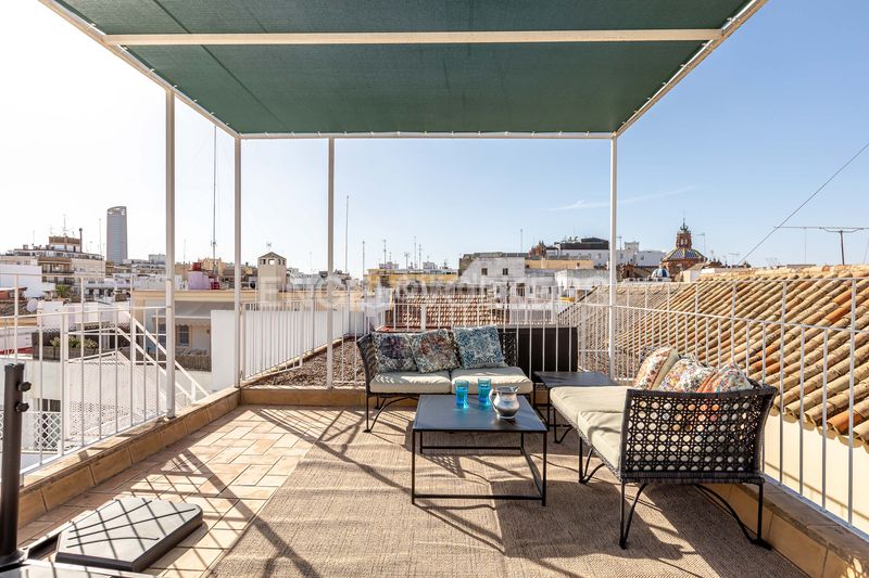 Foto 447dcafe-92f2-4814-bc07-30d6fb379f98. Ático exclusivo ático dúplex en edificio emblemático con ascensor, techos altos, balcones y vistas icónicas de la ciudad en Sevilla