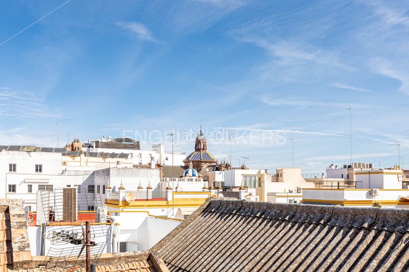 Foto 527f4416-3e8d-4e16-8409-07cc8a7b0e12. Ático exclusivo ático dúplex en edificio emblemático con ascensor, techos altos, balcones y vistas icónicas de la ciudad en Sevilla