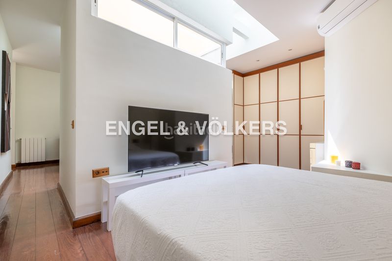 Foto 574e1f6f-890b-4cba-95d4-659c4470e413. Ático exclusivo ático dúplex en edificio emblemático con ascensor, techos altos, balcones y vistas icónicas de la ciudad en Sevilla