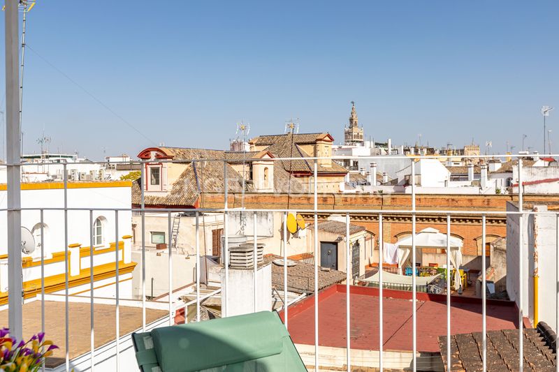 Foto 5c333ba7-25d8-40a5-b203-4fac7b204a5d. Ático exclusivo ático dúplex en edificio emblemático con ascensor, techos altos, balcones y vistas icónicas de la ciudad en Sevilla