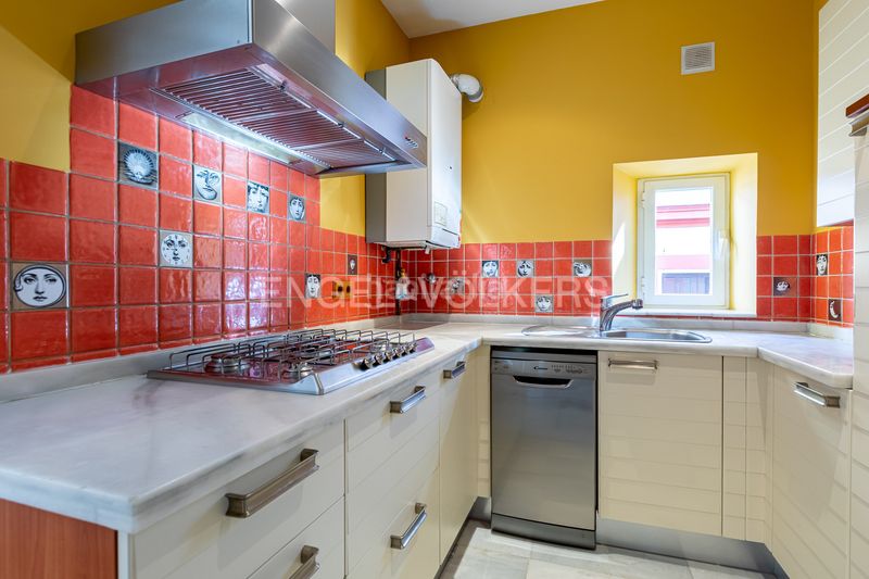 Foto 66a38cb7-2fd7-4d9d-811a-f701e6d71d23. Ático exclusivo ático dúplex en edificio emblemático con ascensor, techos altos, balcones y vistas icónicas de la ciudad en Sevilla