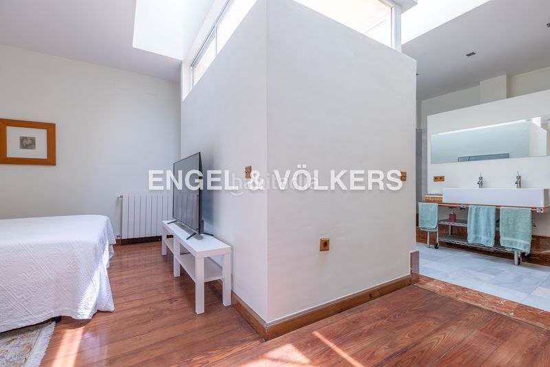 Foto 671a3f94-20fc-4901-bb4b-ba5caa76f8a2. Ático exclusivo ático dúplex en edificio emblemático con ascensor, techos altos, balcones y vistas icónicas de la ciudad en Sevilla
