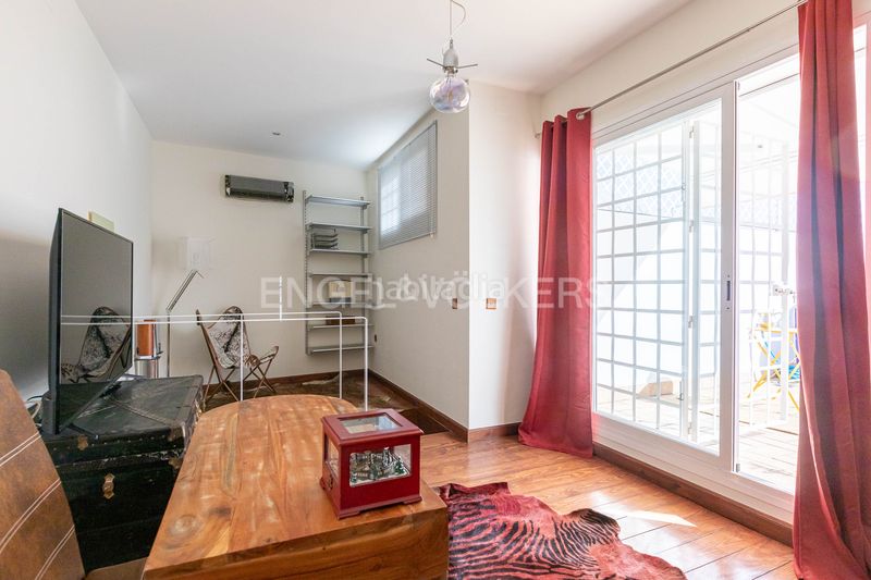 Foto 6eb74512-e14b-45e6-8b65-afcc81a3f216. Ático exclusivo ático dúplex en edificio emblemático con ascensor, techos altos, balcones y vistas icónicas de la ciudad en Sevilla