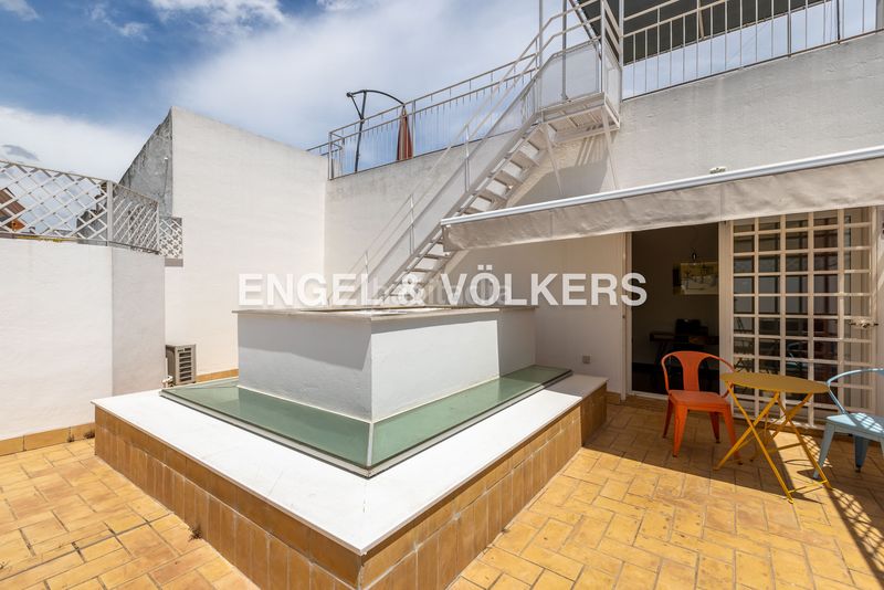 Foto 71e65b95-3487-4dd0-a276-33c7687cc34f. Ático exclusivo ático dúplex en edificio emblemático con ascensor, techos altos, balcones y vistas icónicas de la ciudad en Sevilla