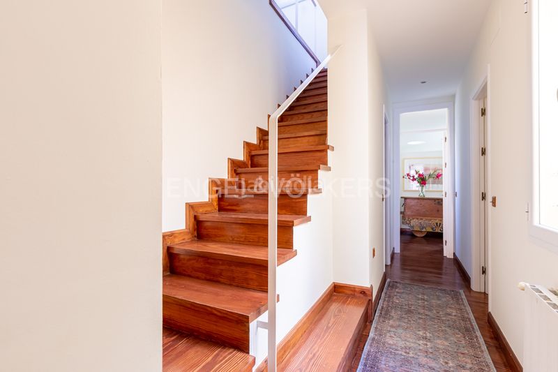 Foto 76e78ec1-864b-4f03-a6e1-a2c9de7fcd9f. Ático exclusivo ático dúplex en edificio emblemático con ascensor, techos altos, balcones y vistas icónicas de la ciudad en Sevilla
