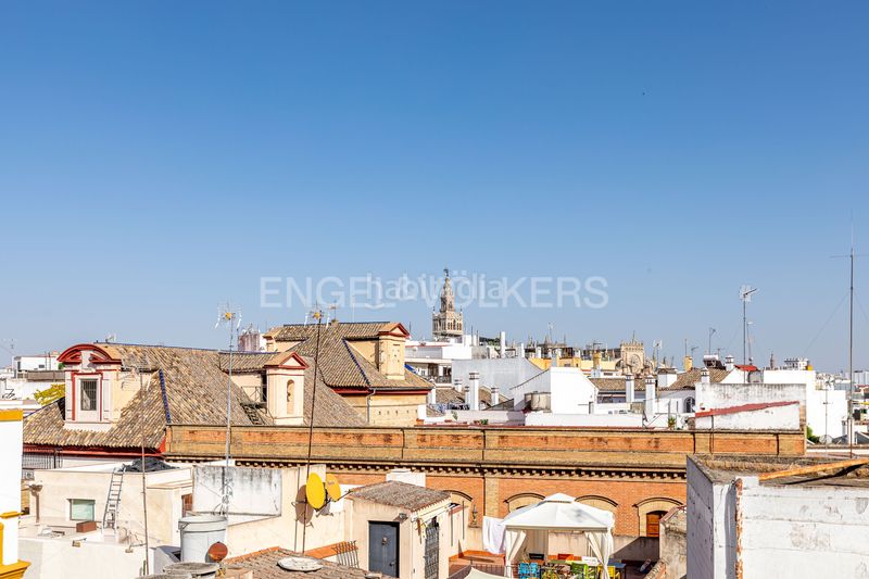 Foto 77c8f7bf-56ff-4208-84fd-6c829eb2905d. Ático exclusivo ático dúplex en edificio emblemático con ascensor, techos altos, balcones y vistas icónicas de la ciudad en Sevilla