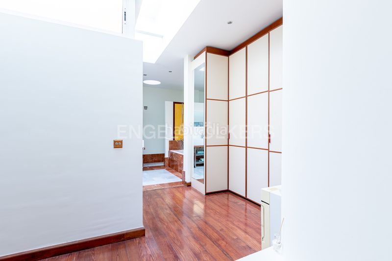 Foto 7cc3a737-c130-435a-8e47-876b8fdf96ef. Ático exclusivo ático dúplex en edificio emblemático con ascensor, techos altos, balcones y vistas icónicas de la ciudad en Sevilla