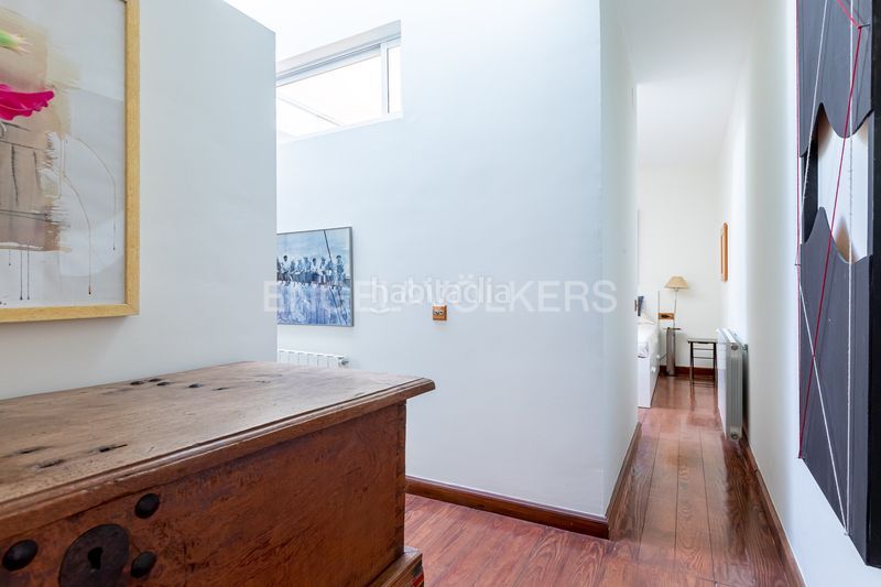 Foto 7f4ce4c9-3264-48df-8355-29c8d9dfc51b. Ático exclusivo ático dúplex en edificio emblemático con ascensor, techos altos, balcones y vistas icónicas de la ciudad en Sevilla